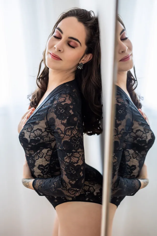 Portrait en dentelle noire avec reflet miroir, studio boudoir Toulouse