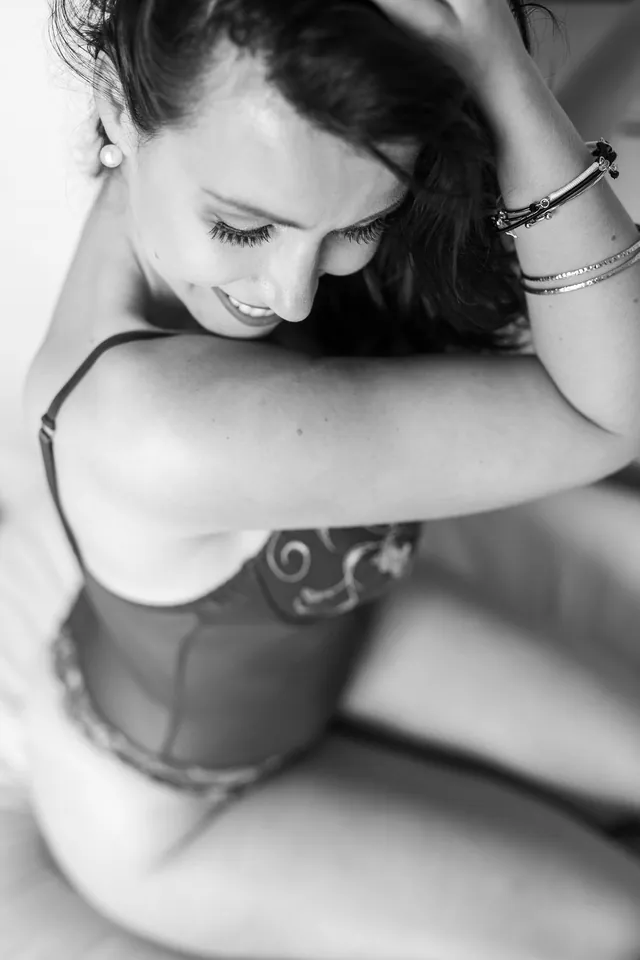 Portrait boudoir en noir et blanc, pose tout en émotion